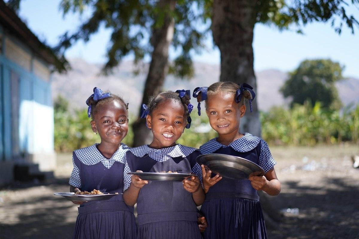 Children receiving school meals from the World Food Programme