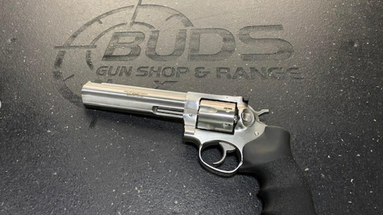 Bud's Gun Shop logo and gun