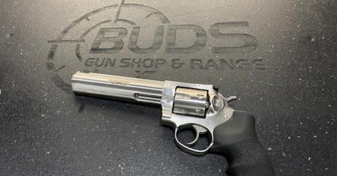 Bud's Gun Shop logo and gun