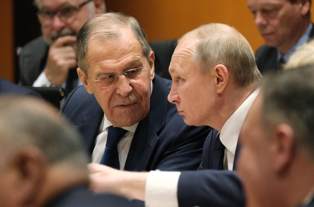 Russian Foreign Minister Sergey Lavrov (L) and Russian President Vladimir Putin (R) 