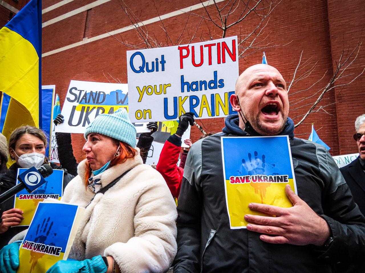 people protest againgst putin