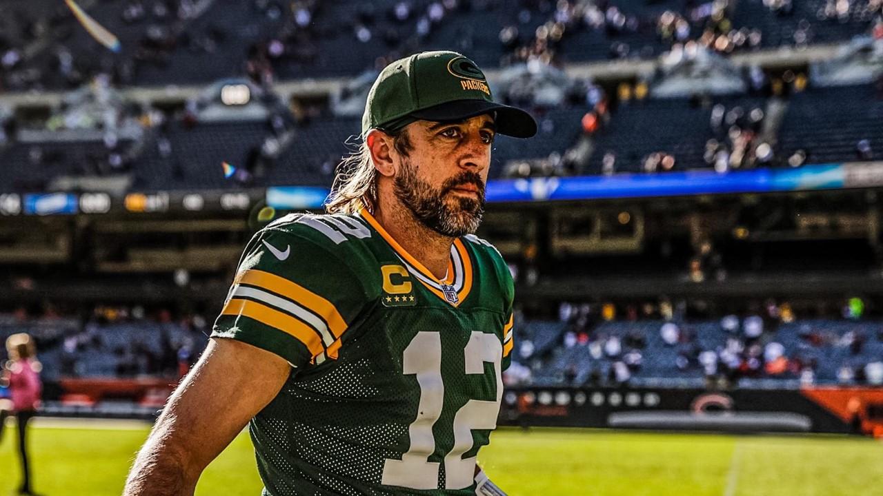 Aaron Rodgers salutes fans at Soldier Field after Packers seal