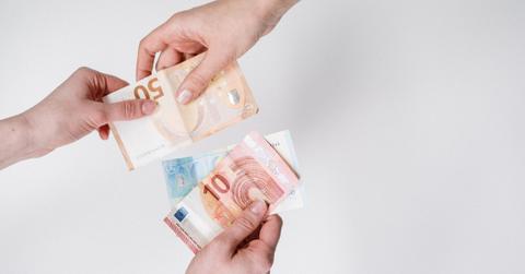 People exchanging euro notes