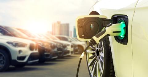 uploads///Chevrolet Bolt versus Tesla Model