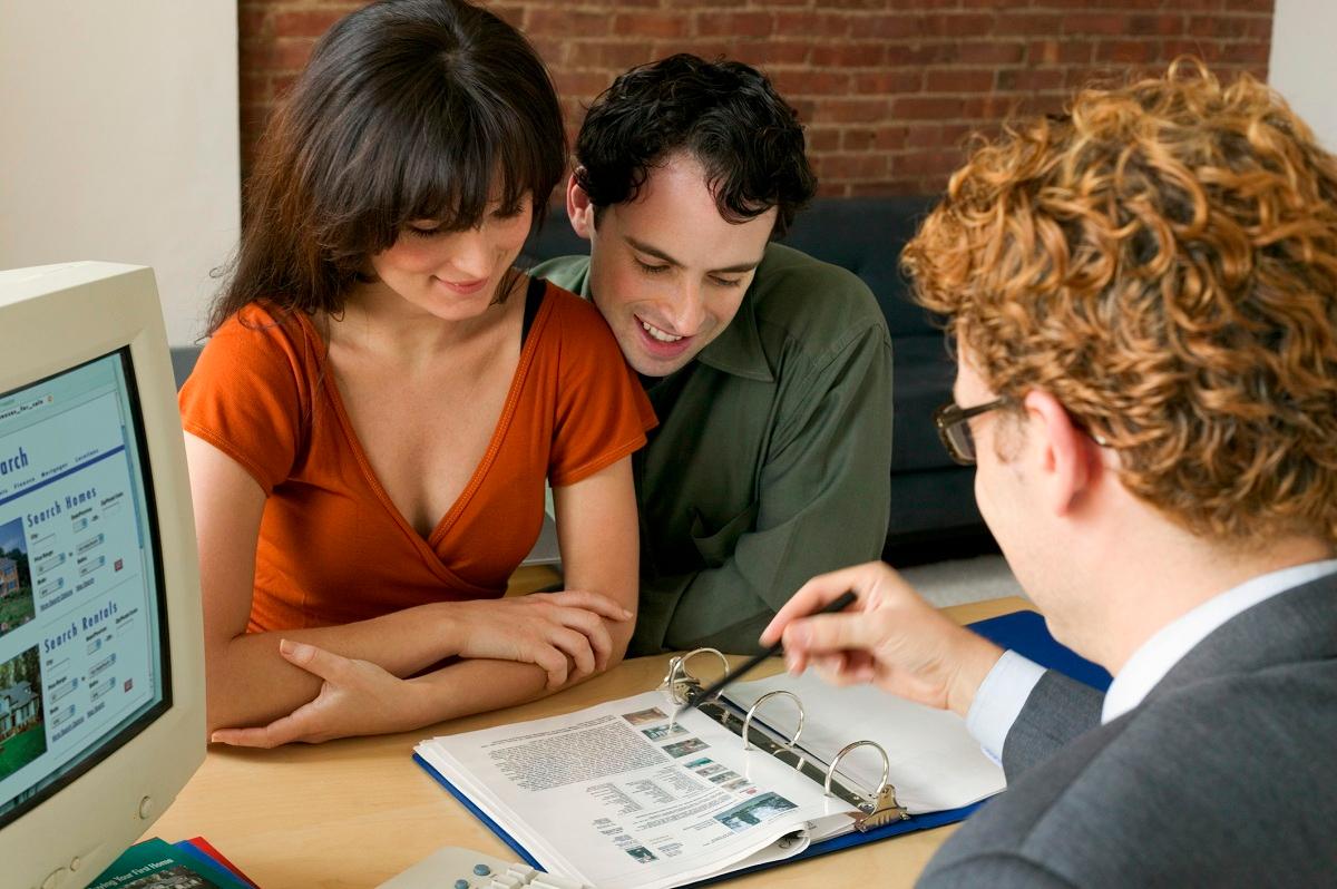 Couple with a real estate broker