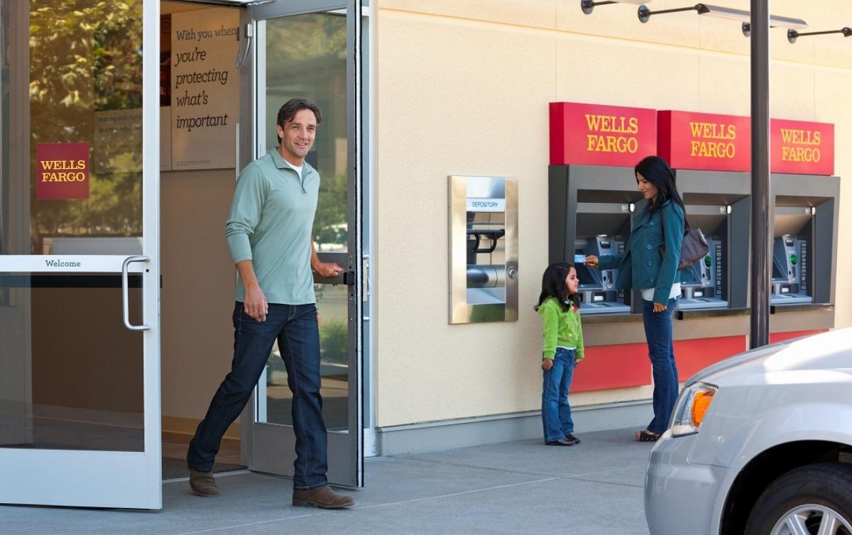 Are Stores Closed On New Year's Eve Or Day?