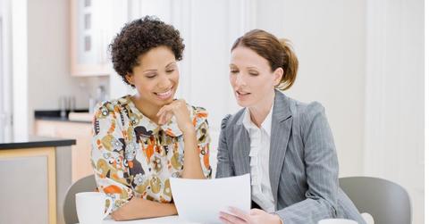 Two women discuss green bonds