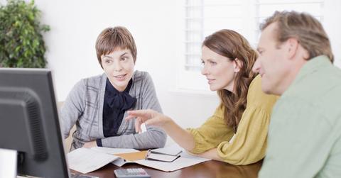 People discussing 401(k) information