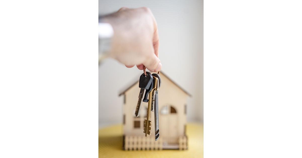 person holding keys to a new house 