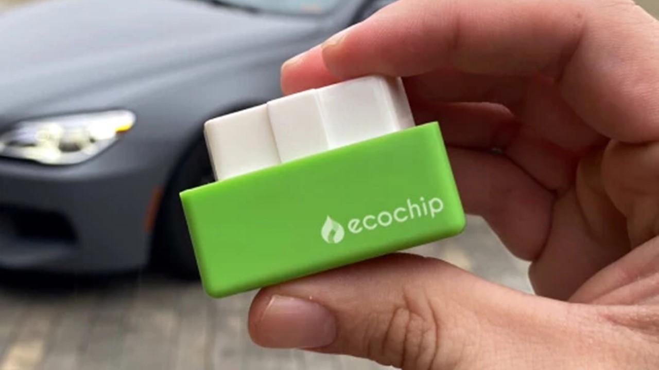 A person holding an EcoChip device