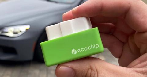A person holding an EcoChip device