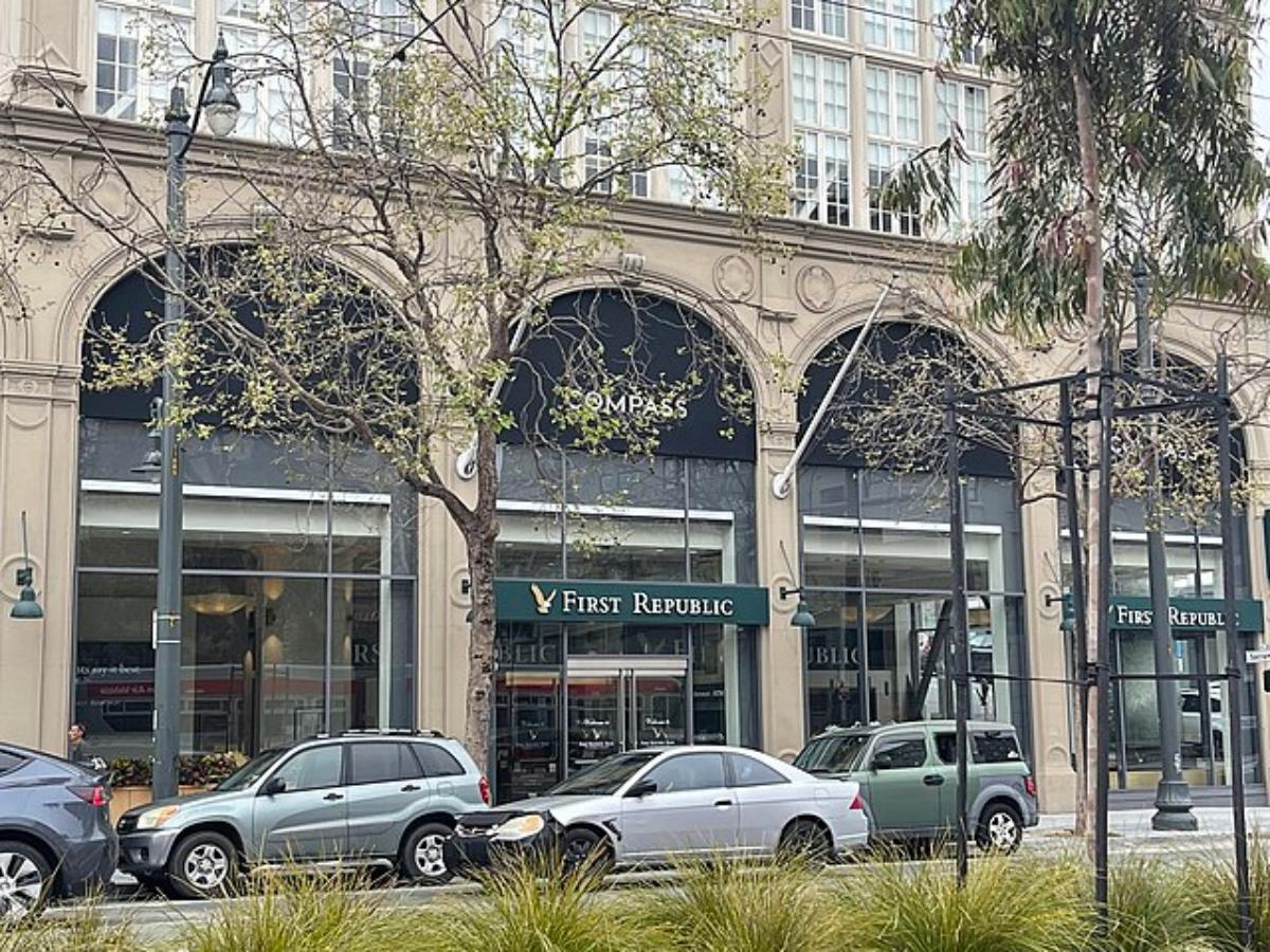 Cars parked in front of a First Republic Bank location in 2023